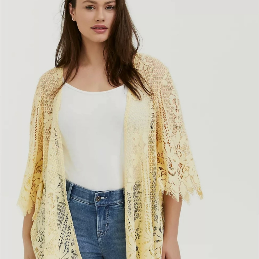 Torrid     Yellow Lace Scalloped Kimono